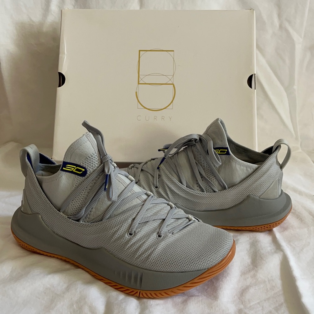 Under Armour men’s Curry 5 basketball shoes